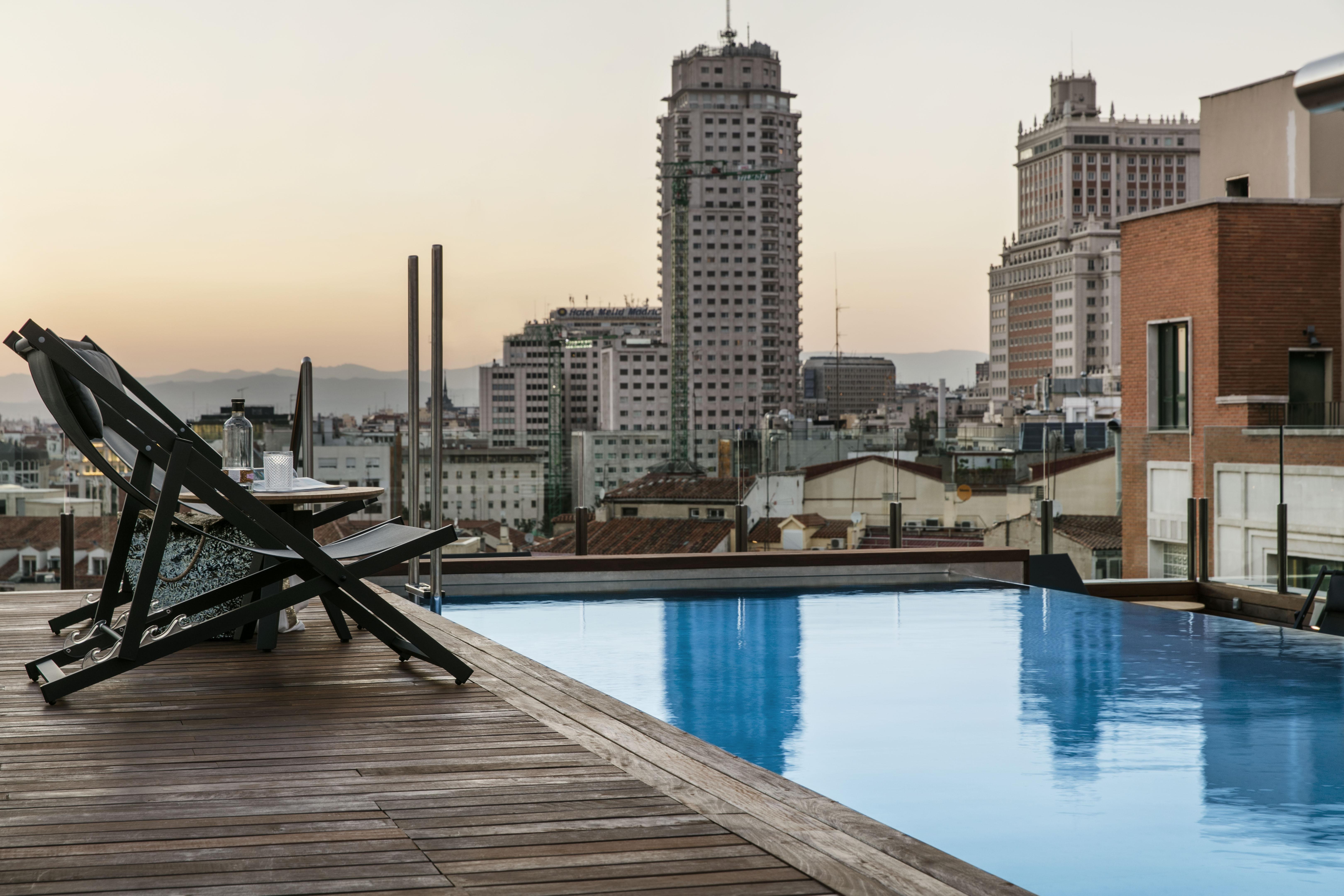 Palacio de los Duques Gran Meliá - The Leading Hotels of the World Madrid Esterno foto The rooftop pool at the hotel