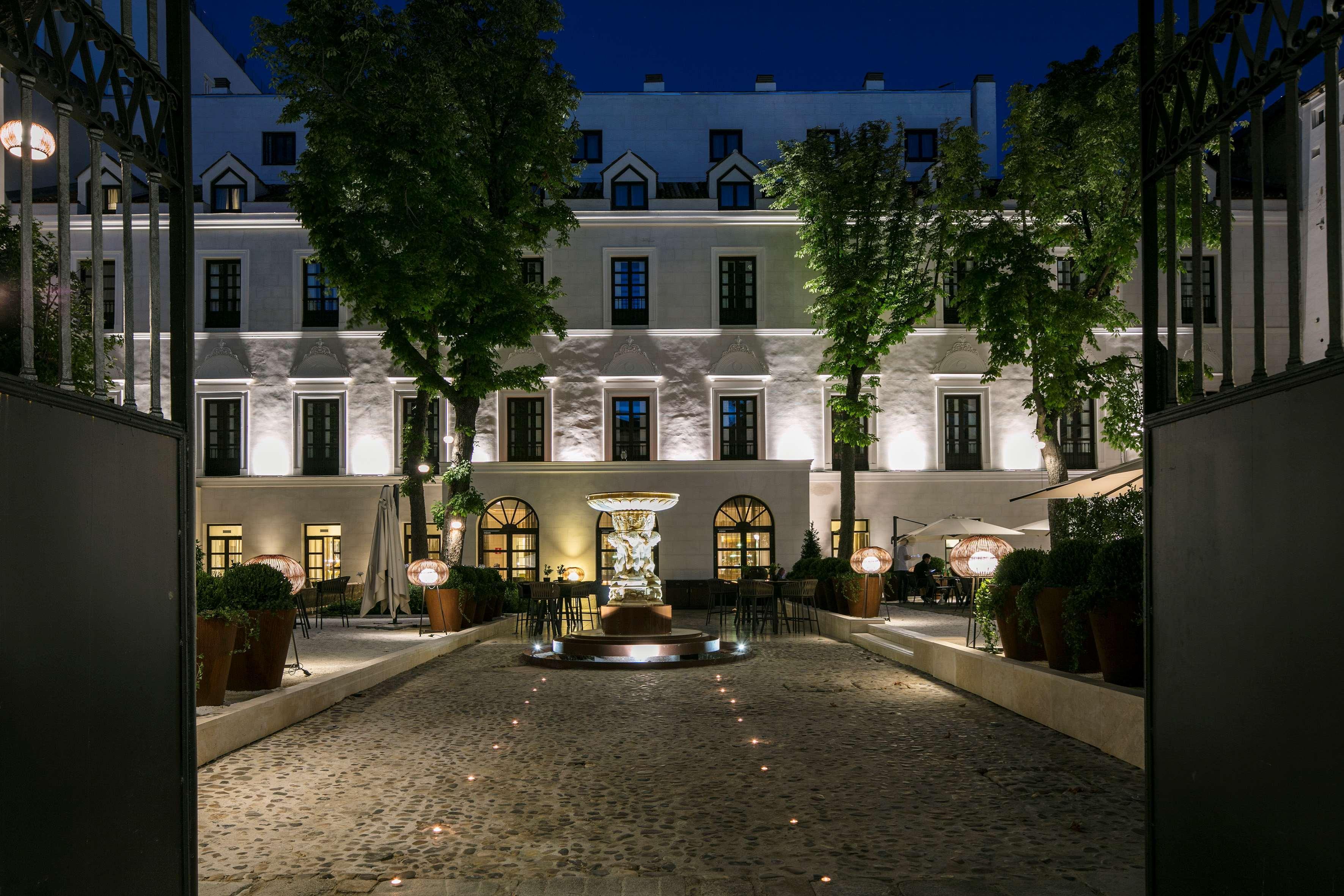 Palacio de los Duques Gran Meliá - The Leading Hotels of the World Madrid Esterno foto The hotel's courtyard
