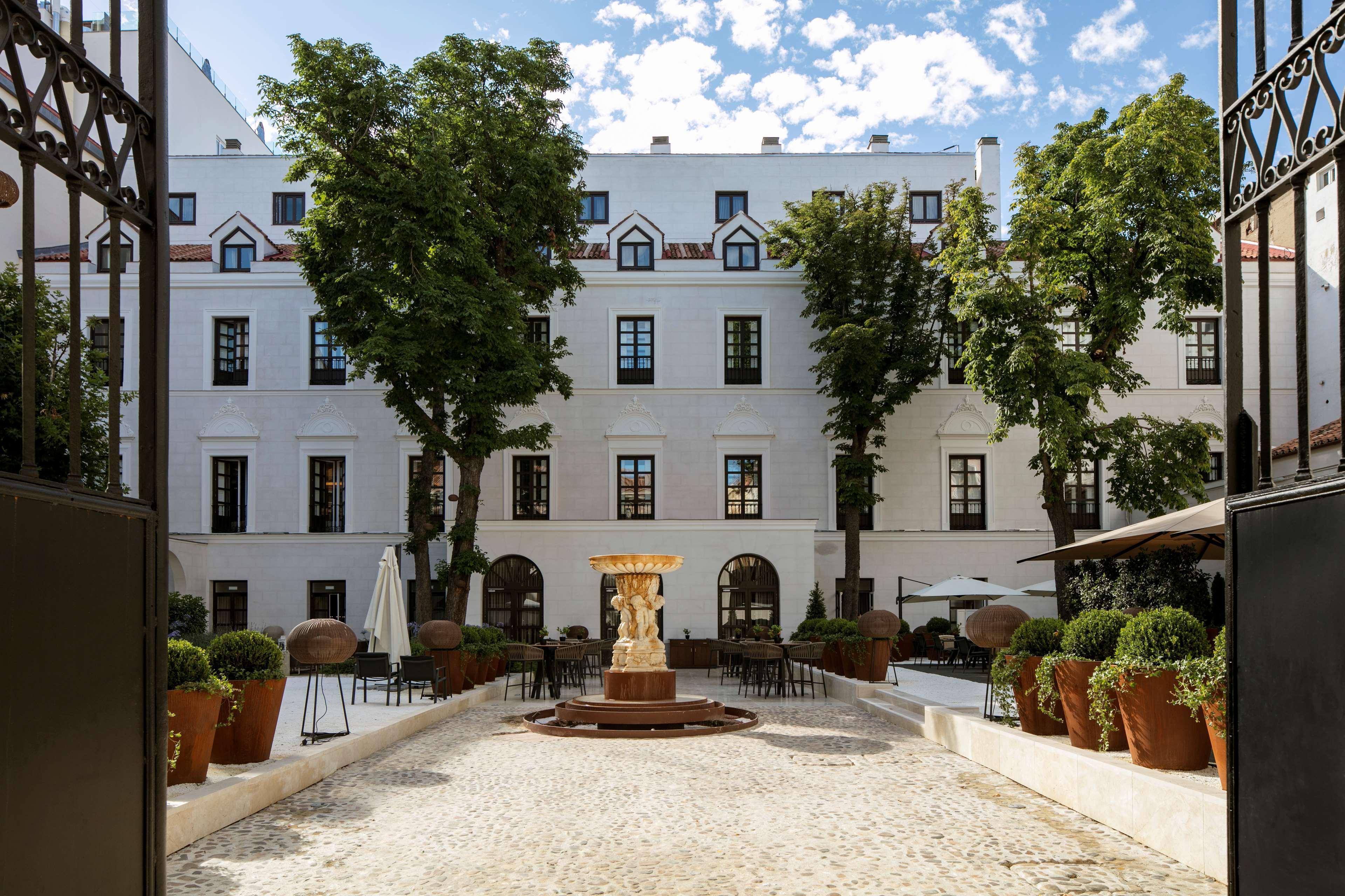 Palacio de los Duques Gran Meliá - The Leading Hotels of the World Madrid Esterno foto The courtyard of the hotel