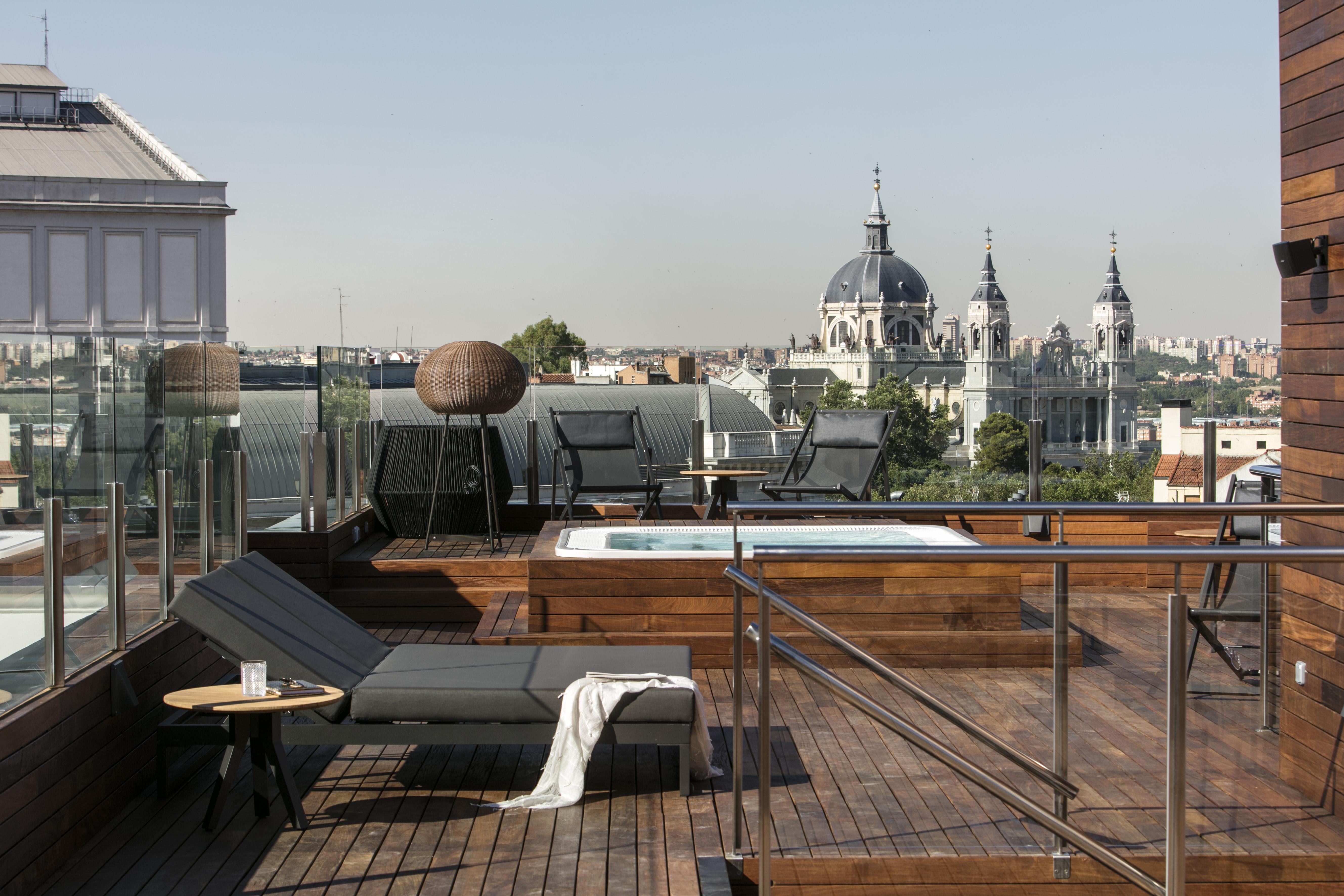 Palacio de los Duques Gran Meliá - The Leading Hotels of the World Madrid Esterno foto Rooftop pool at the Hotel ME Madrid